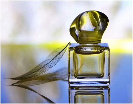 女大学生为约会，被一瓶香水下了“白斑咒”，白癜风可要注意了