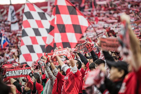 站在看台上,站在看台之上