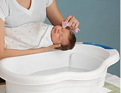 如何给新生儿洗澡脐带没脱落,怎么给新生儿洗澡才不会哭