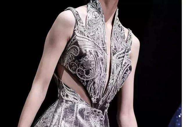 ep雅莹走秀2019,ep雅莹黑裙子