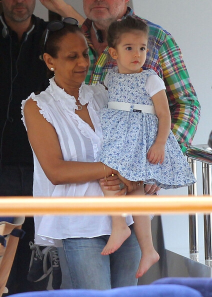 莫妮卡•贝鲁奇穿开叉裙,身材火辣不似55岁,10岁女儿颜值却被嘲