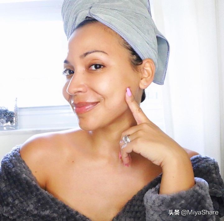 如何正确上粉底液不脱妆卡粉,涂粉底前怎么护肤不伤皮肤