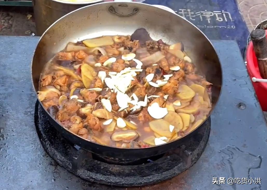 临沂炒鸡夫妻,临沂小哥露天卖炒鸡