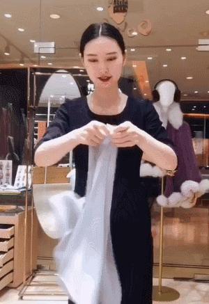 羊绒围巾这样戴简单又时尚,丝绸面料的围巾的系法