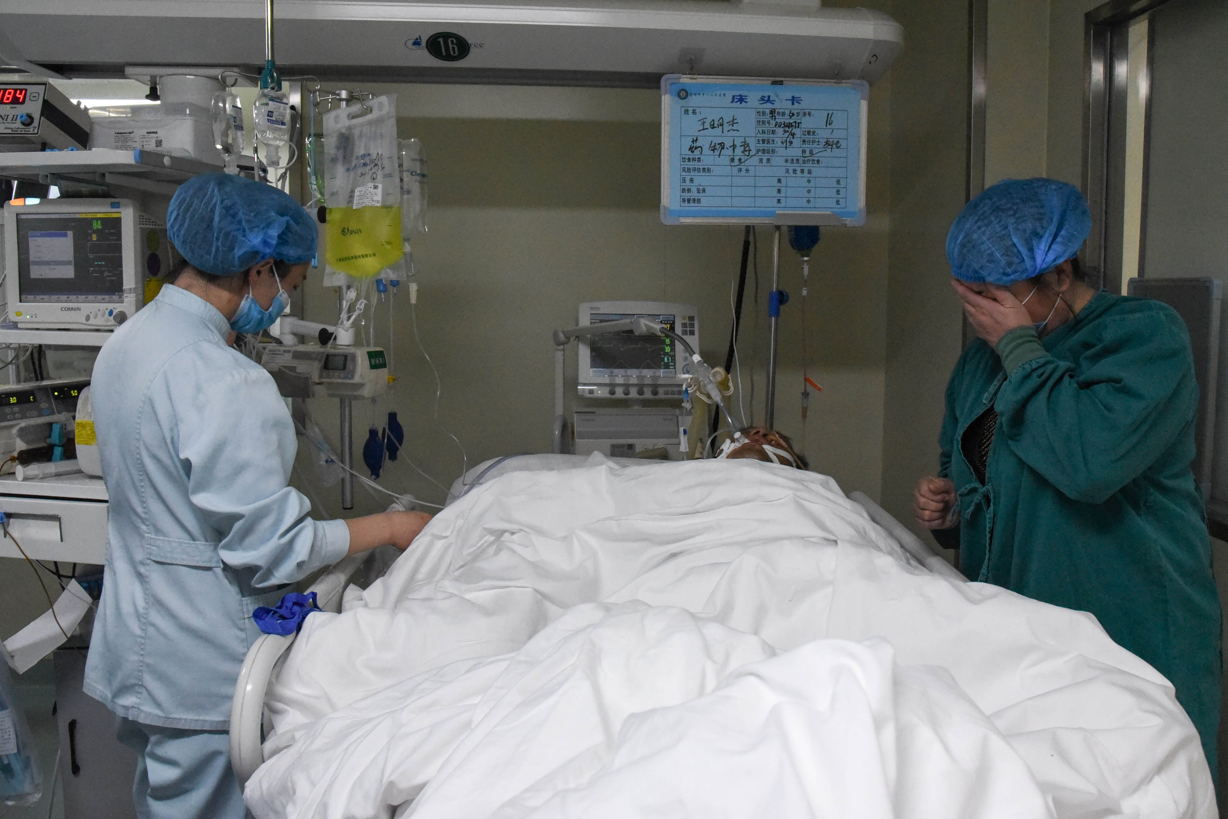 河南一男子因劳累致浑身疼痛，自泡药酒解压，一杯酒下肚后悲剧了