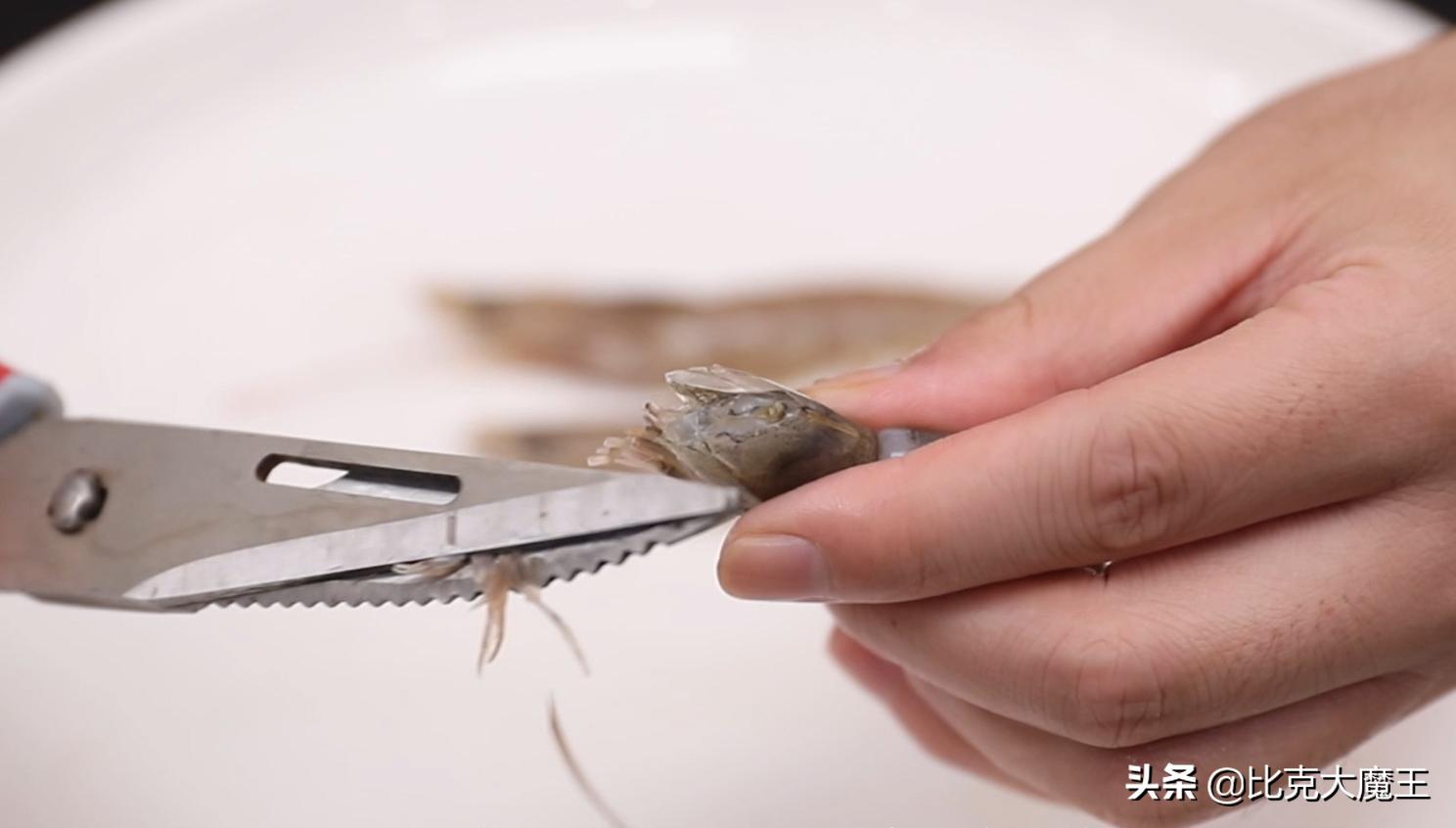 吸管挑虾线去虾头,去虾线别把虾掰断了