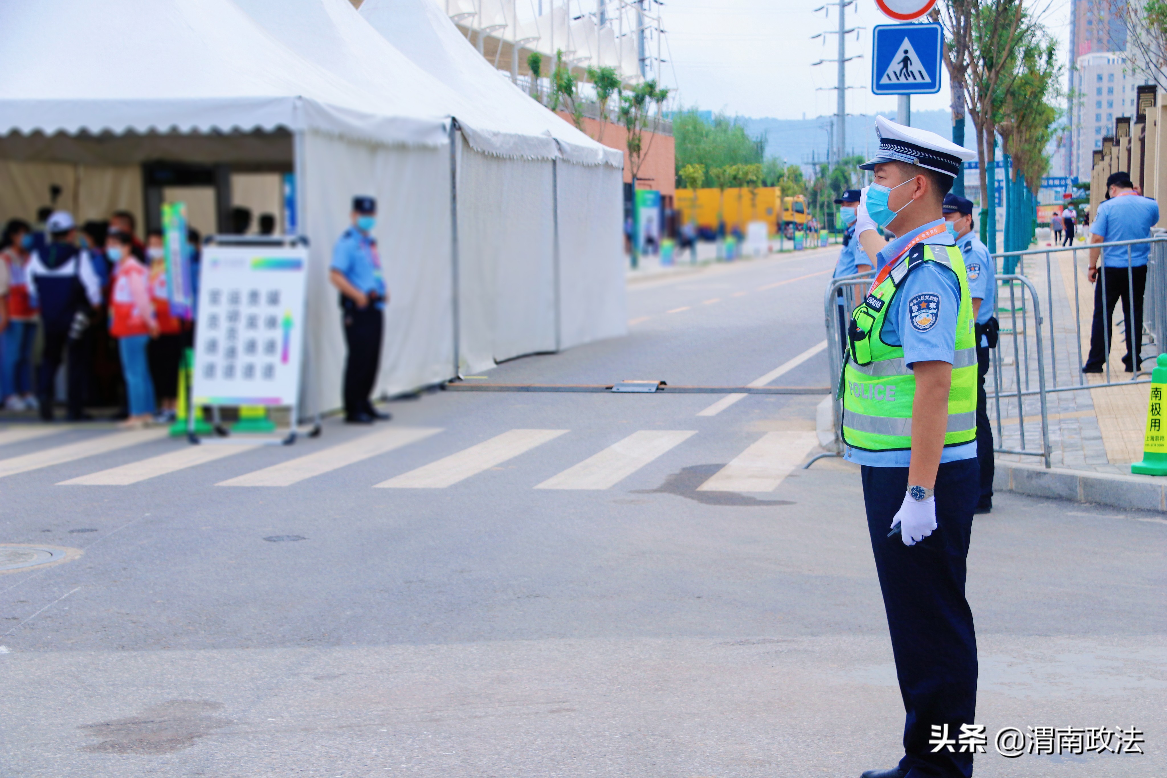 护航十四运交警救助事故伤者,护航十四运公安