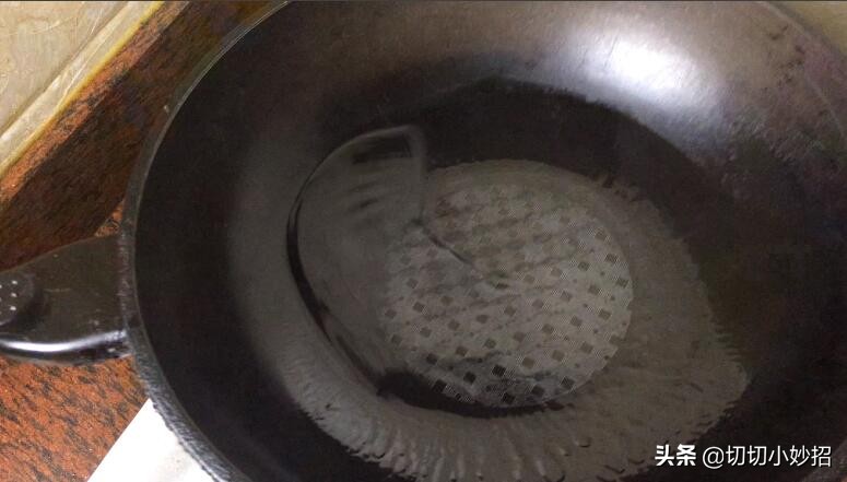 铁锅煮东西老是糊锅底,铁锅又粘锅了咋办