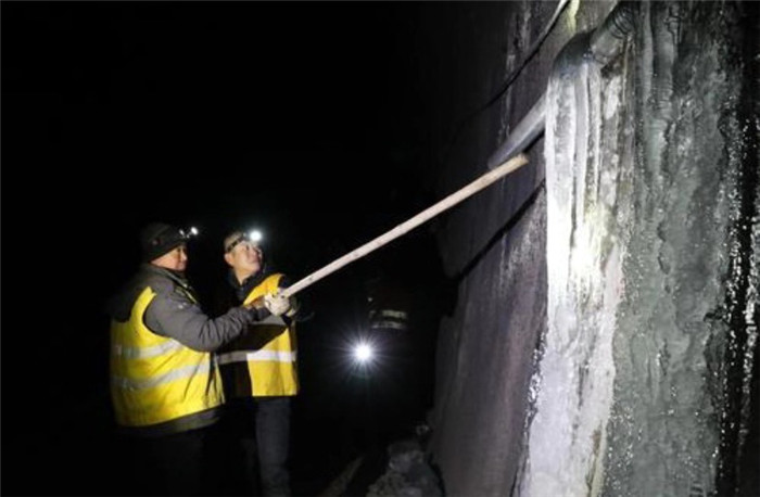 新春走基层风雪中的温暖守护,新春走基层坚守冰雪保供电