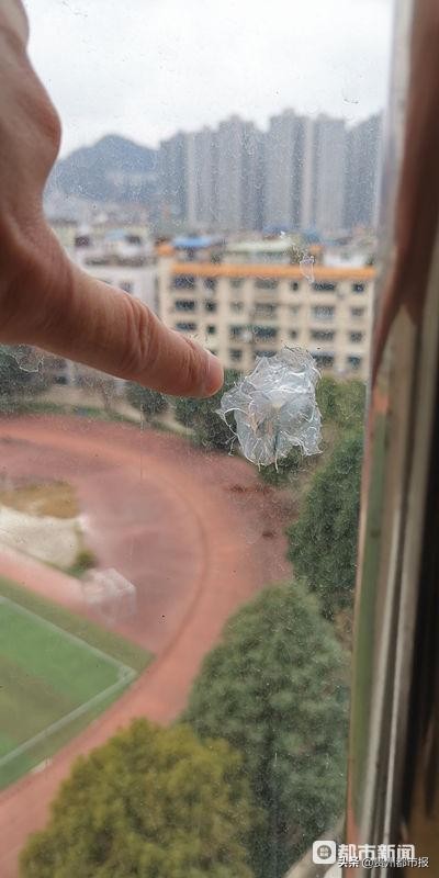 小区玻璃被枪打,玻璃房被枪击