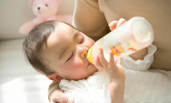母婴店出生证明换奶粉有什么危害,母乳直接换奶粉的危害