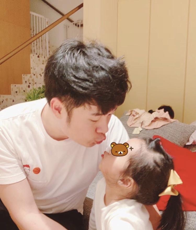 包贝尔女儿包饺子李现评论,包贝尔女儿搞笑饺子化身迷妹李现