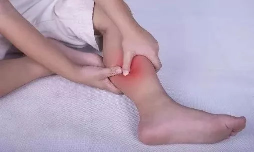 腿上的静脉曲张突然发青怎么回事,我静脉曲张脚总凉怎么办