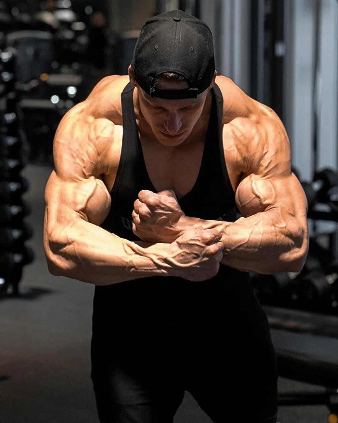 90后奶爸搞怪哄娃,肌肉奶爸带娃路人反应