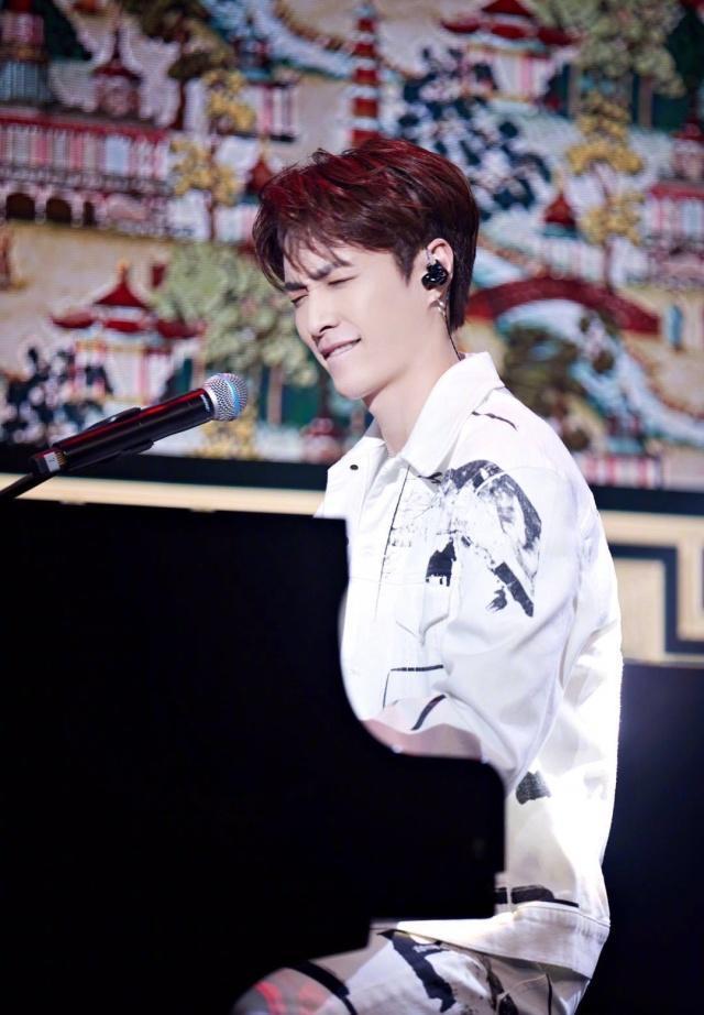 张艺兴最新穿衣搭配,张艺兴皮衣牛仔外套