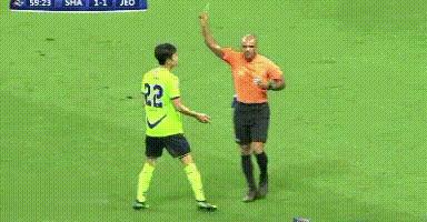 足球韩国队在比赛中多次恶意犯规,韩国球员对中国球迷竖中指