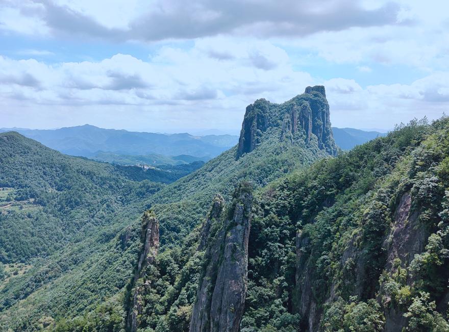 金华这座1.5亿高龄的山峰，浓翠蔽日，风清月朗，还有试胆石等你去挑战