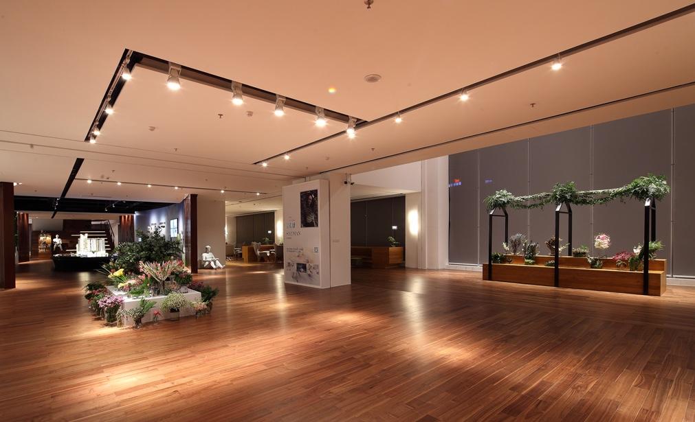 北有阿那亚社群，南有册之丘社群，后者60%研究生以上学历