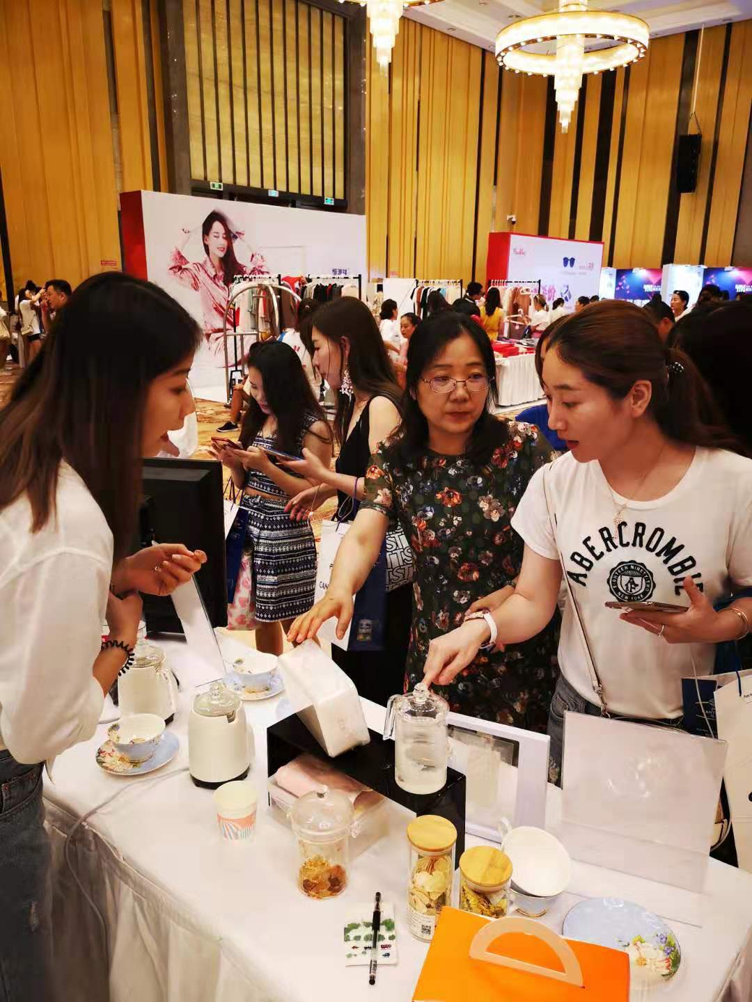 林瑞阳和他的新零售大会，恩宁堂燕窝备受时尚爱美女性追捧