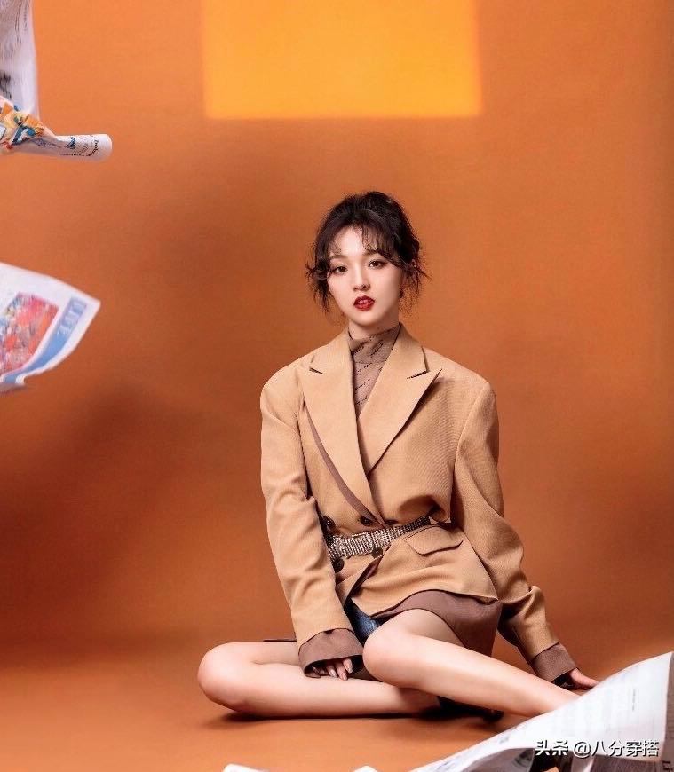 26岁强东玥穿搭太有时尚感,长款西装干练利落,率性洒脱不失甜美