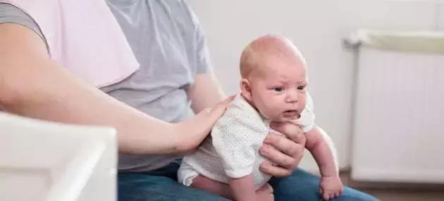 宝宝喂奶拍嗝正确姿势,竖抱婴儿拍嗝正确方法