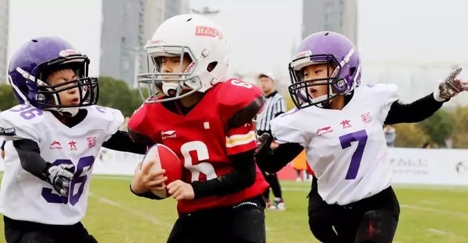 打败中国足球队的绝招,篮球足球橄榄球影响力