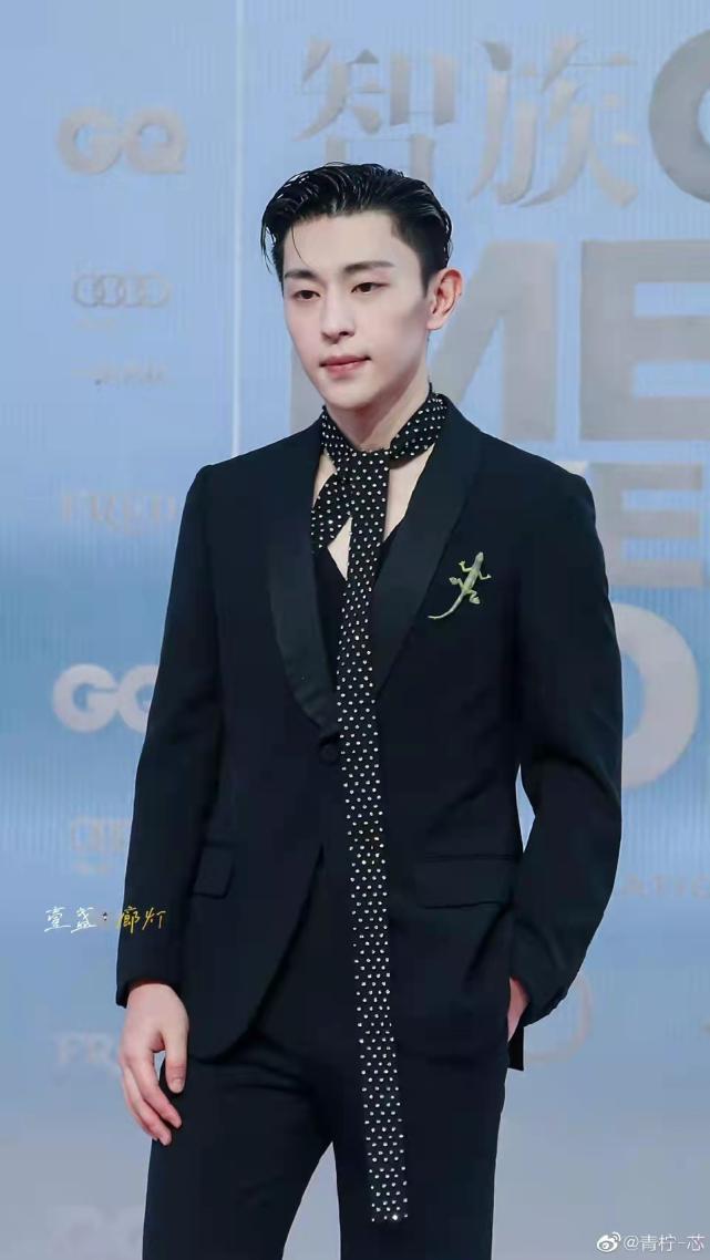 gq盛典蔡徐坤迪丽热巴内场 (gq盛典迪丽热巴蔡徐坤同框)