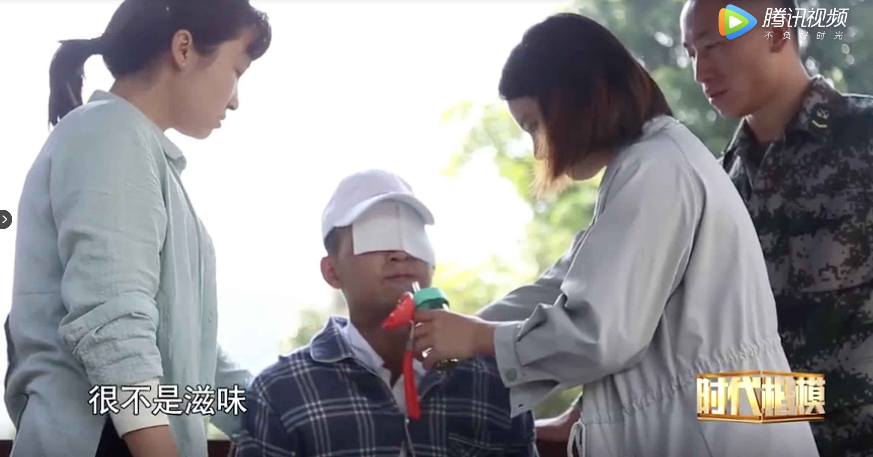 一个标准的军礼彰显崇高的敬意,这个特殊的军礼令人泪目