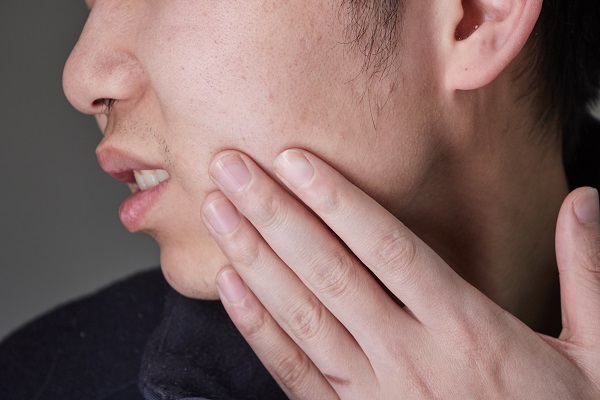 从牙齿缝里掏出很臭的东西怎么治,牙齿烂掉只剩牙根流血还臭怎么办