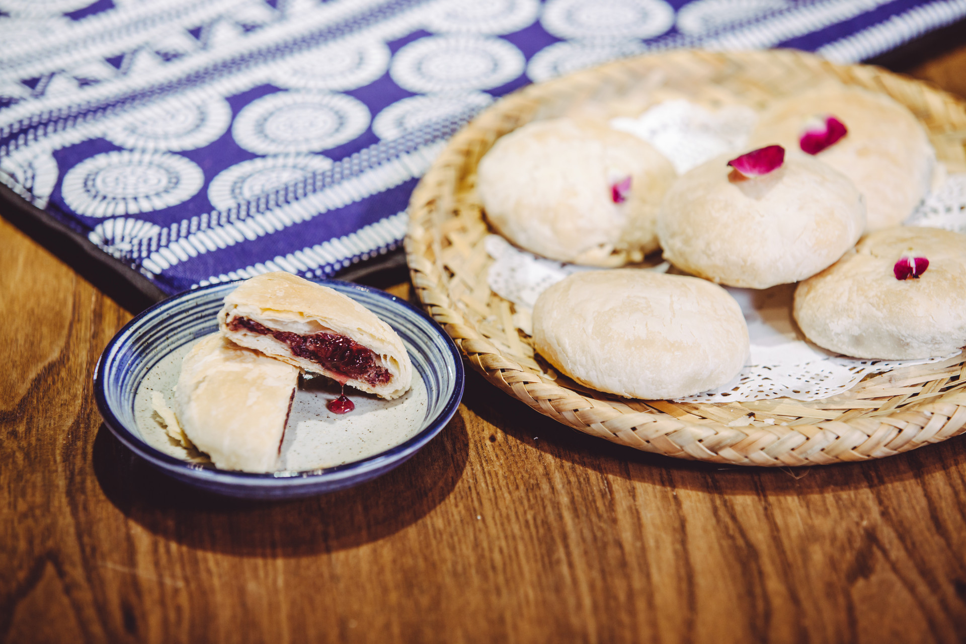 云南除了鲜花饼还有哪些特色,不去云南也能吃上新鲜的鲜花饼