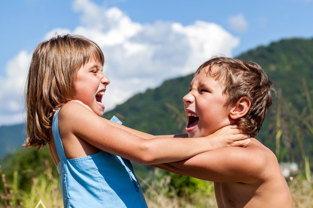 孩子被老师打以后家长的正确做法,娃被人打是告诉老师还是打回去