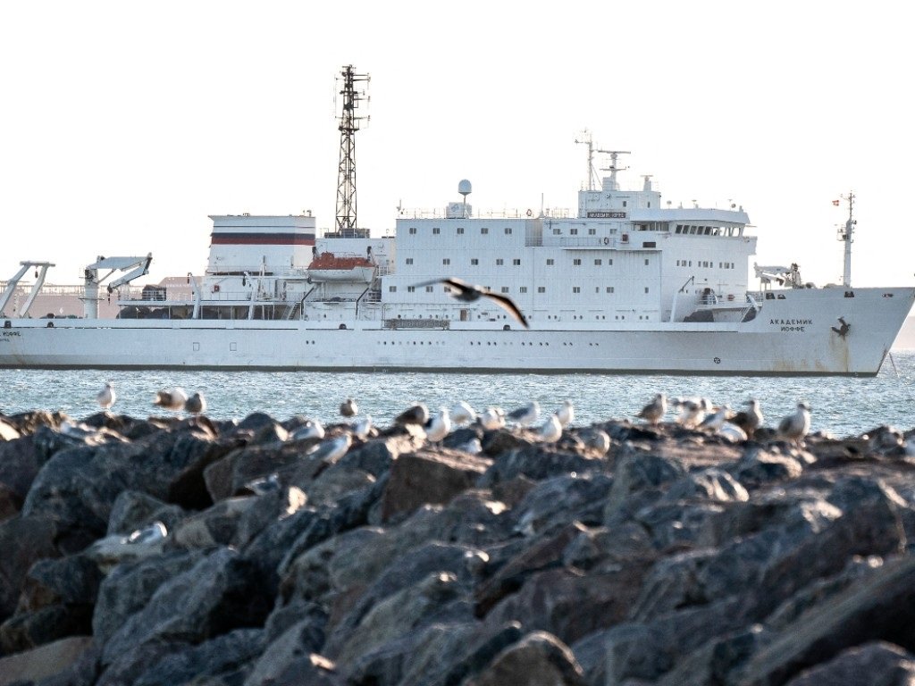 加拿大这回不扣人改扣船了，俄罗斯科考船遭殃，被“二房东”坑惨