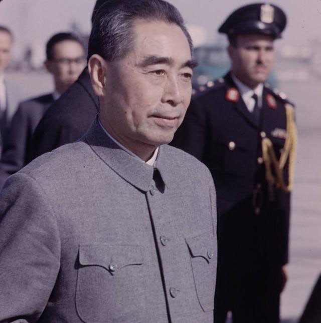 记者故意刁难周总理：为何要用美产钢笔？他的回答让记者羞愧