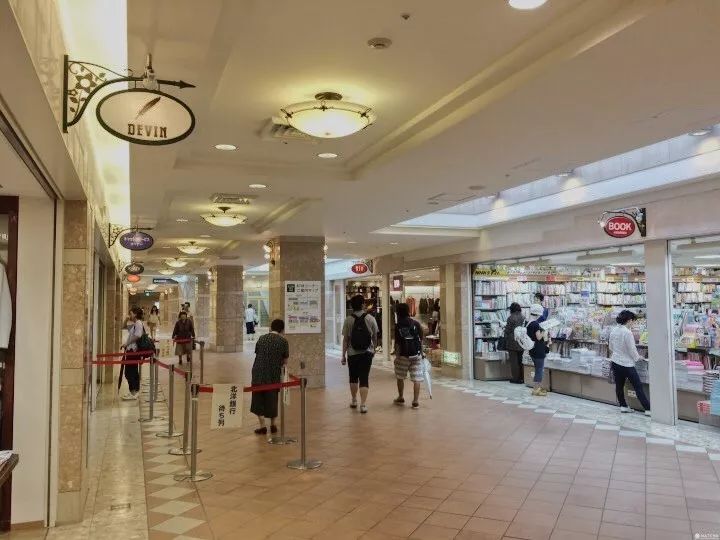 游客都去逛百货商店了,日本人自己去了这里