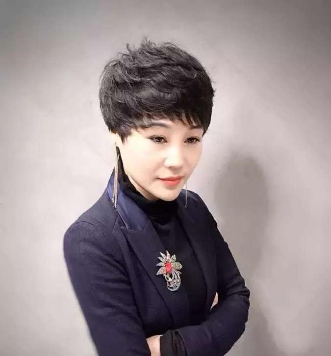 年纪大的阿姨剪什么发型,年纪大的阿姨卷发发型