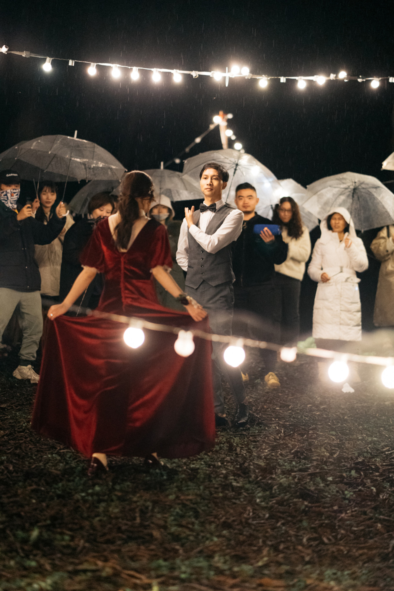 我们带上婚纱，去与世隔绝的山中办了一场绝世婚礼