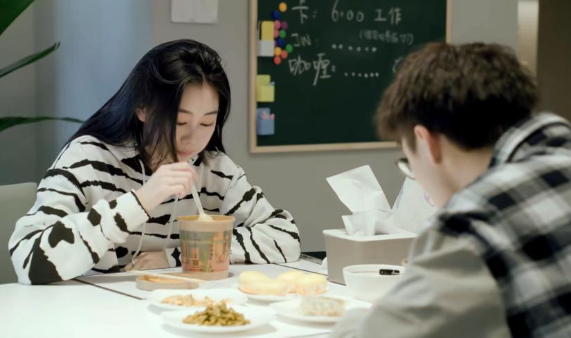 面对同一个单身暖男，两个高情商女人的不同选择