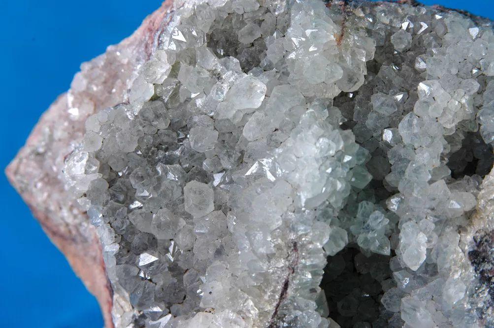 棉签放水里,第二天长出一块水晶石?还挺漂亮