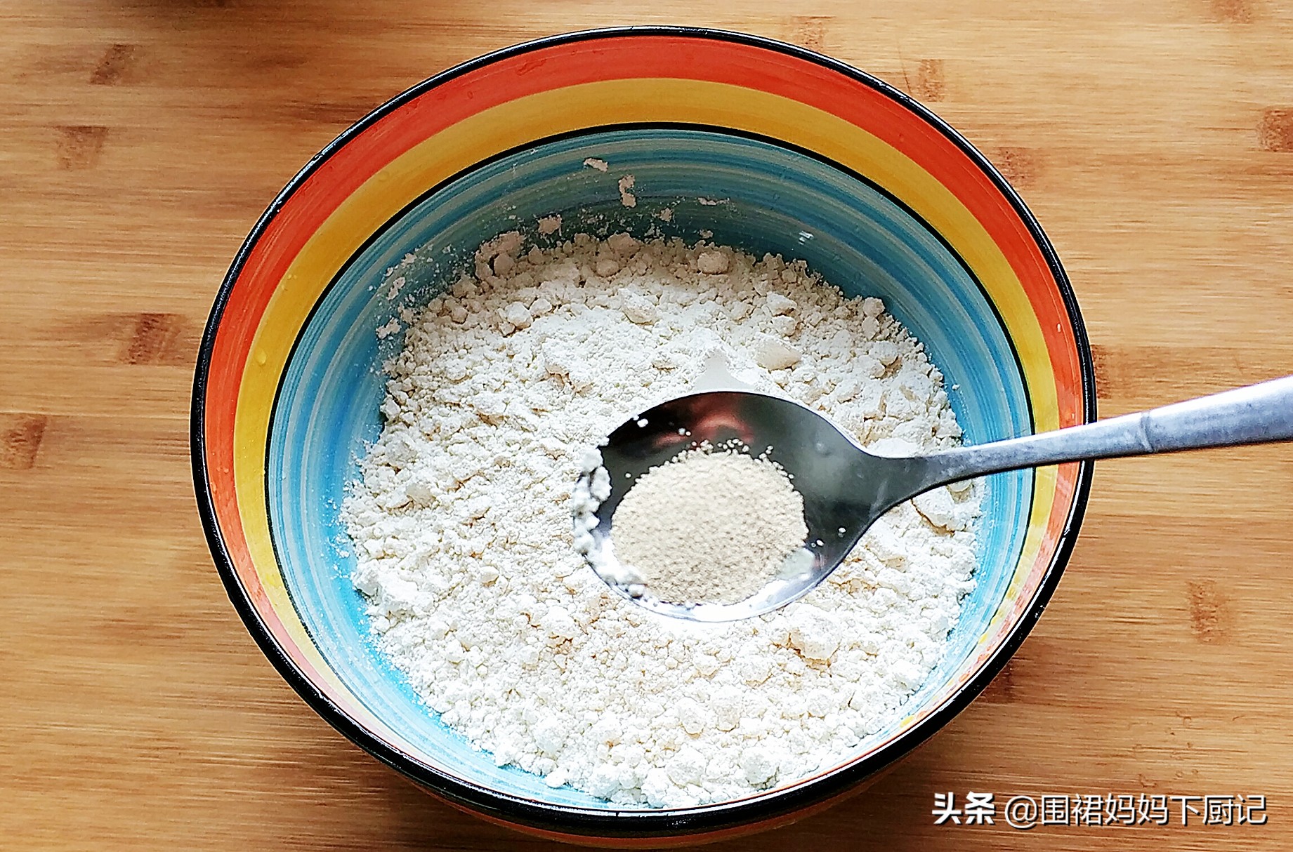 焦香美味的水煎包就做好了,焦香可口的水煎包