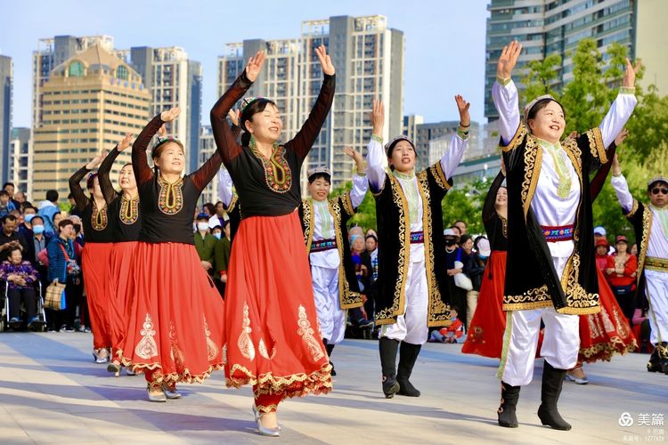 洛阳牡丹广场：*疆新**舞大联欢