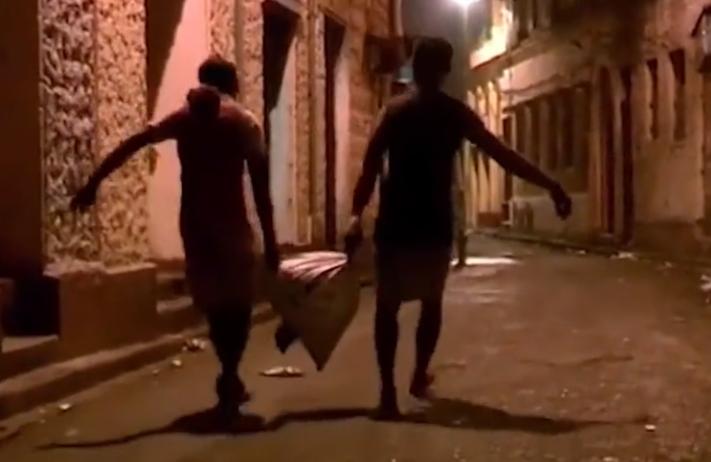 印度街头奇葩淘金人,印度贫民窟发家致富的人