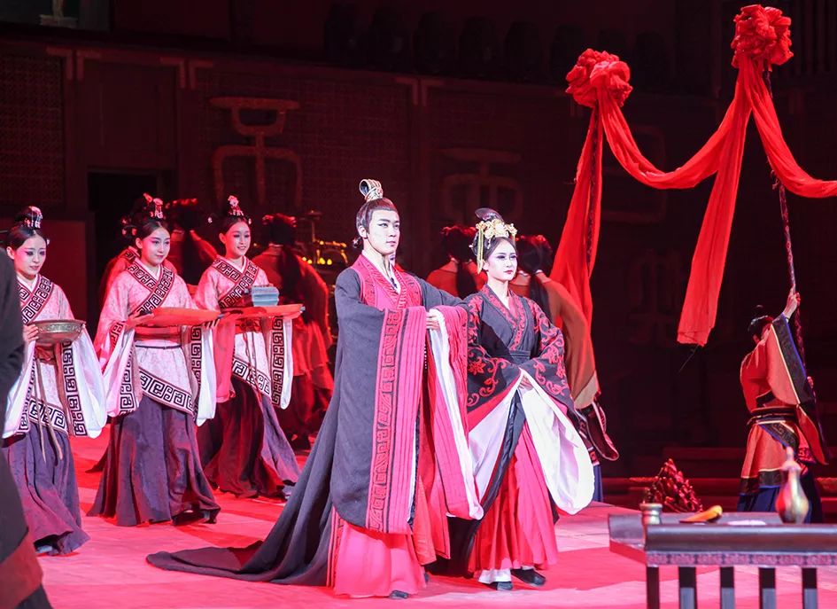 玄纁为色、纯白无瑕、红绿相间：中国古代婚礼服色彩那些事