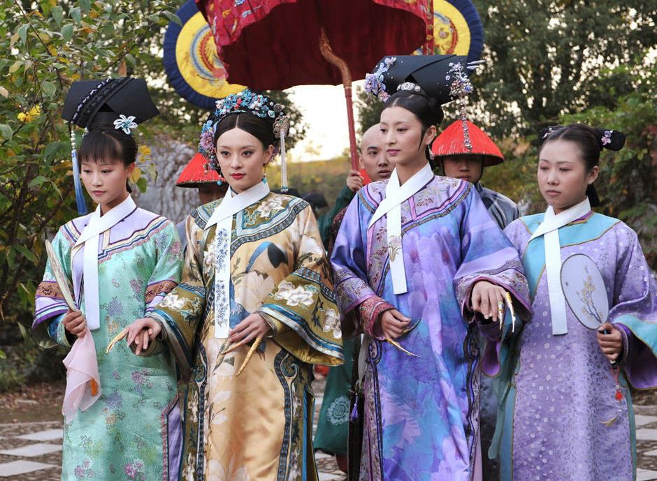 别被电视剧骗了，清朝妃嫔佩戴的白领子不是为好看，原来另有其用