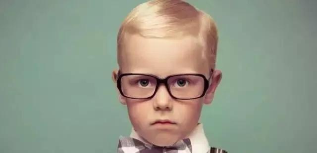 孩子挑选眼镜,家长选的眼镜