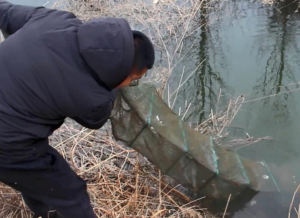 农村小伙在沙漠里做地笼,农村小伙去河里收地笼会怎么样