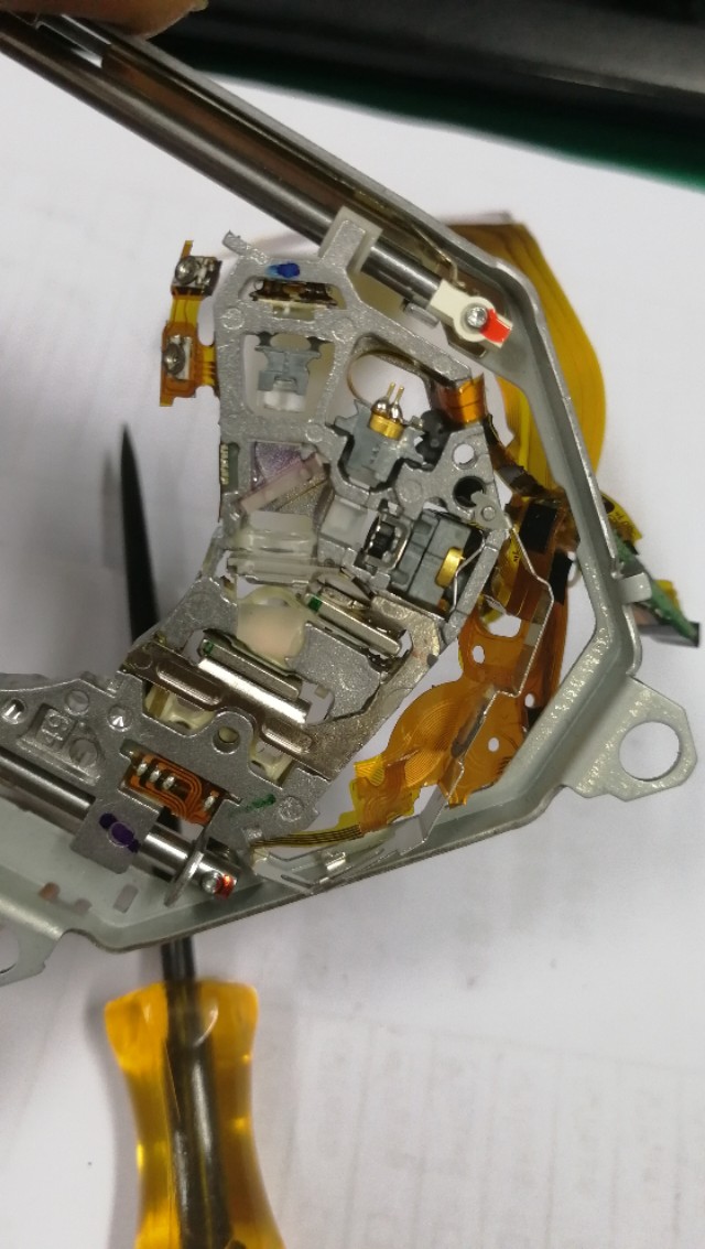 探究一下光驱的结构，垃圾桶捡了个废光驱，拆着研究一下。