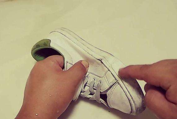 风油精滴在牙膏上起什么作用,风油精倒进牙膏上有啥作用