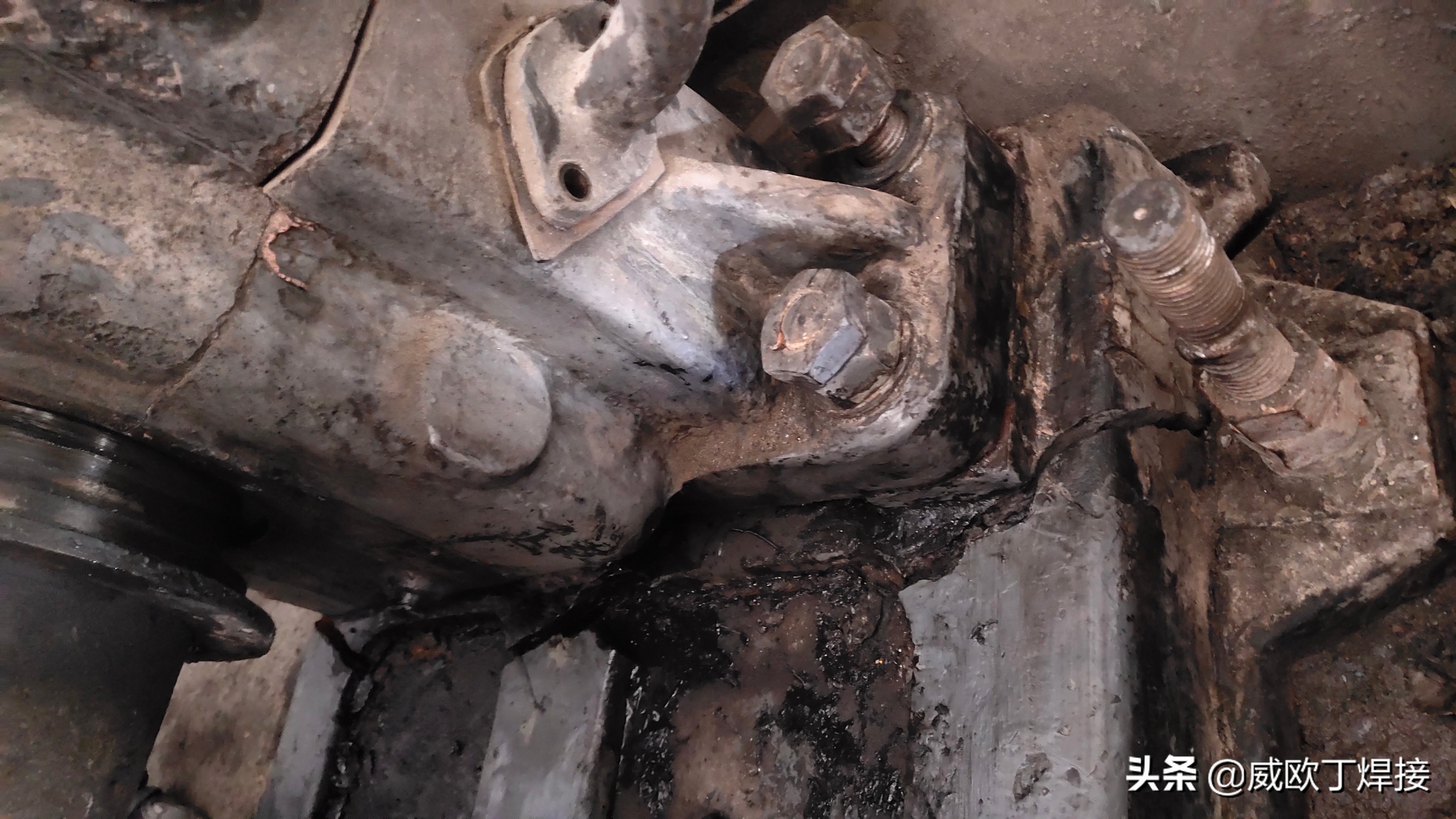 铸铁电机底座断裂,铸铁机械开裂修复