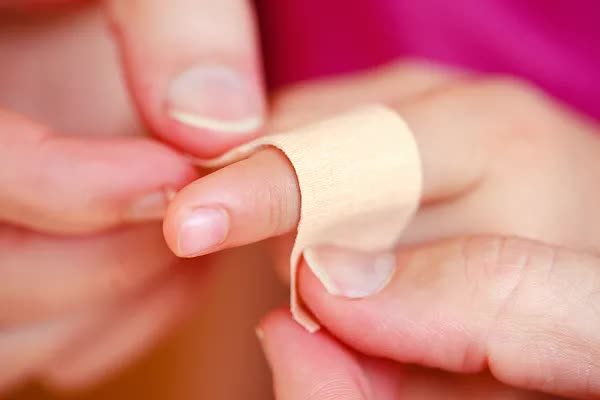 不小心受伤了用什么药好得最快,一不小心磕伤了怎么处理