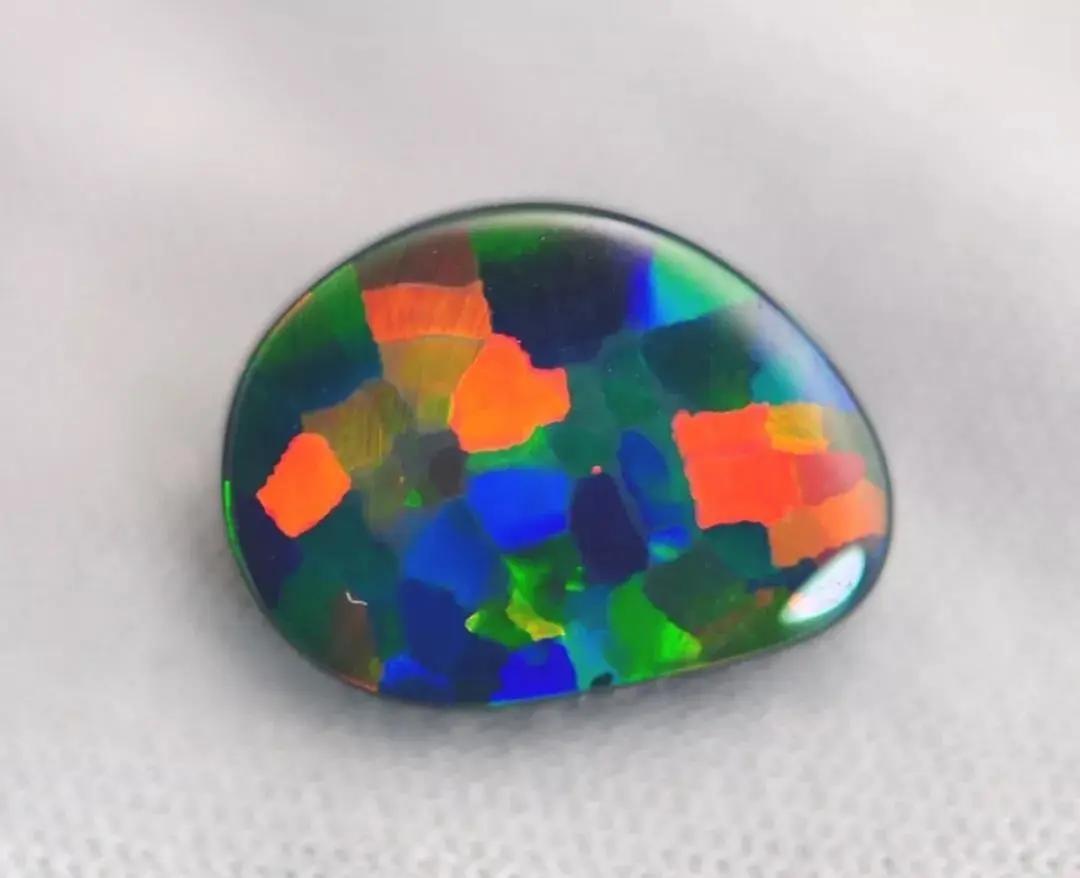 欧泊最好看的宝石,宇宙宝石欧泊